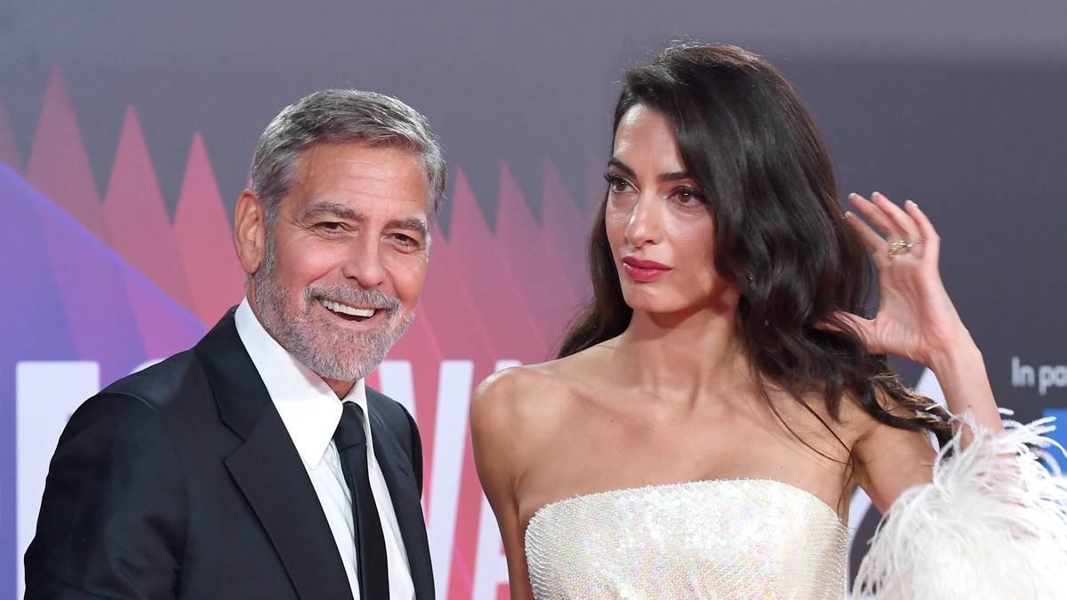 GEORGE CLOONEY: Der Schauspieler zeigt sich immer wieder im Outfit der Cincinnati Bengals. Legendär sein Auftritt bei den Oscars 2013: Der damalige Baltimore-Ravens-Safety Ed Reed war für NFL Network auf dem roten Teppich. Als Clooney ihn sah, sagte er nur: "Reed, du hast mir schrecklich weh getan, ich bin Bengals-Fan"