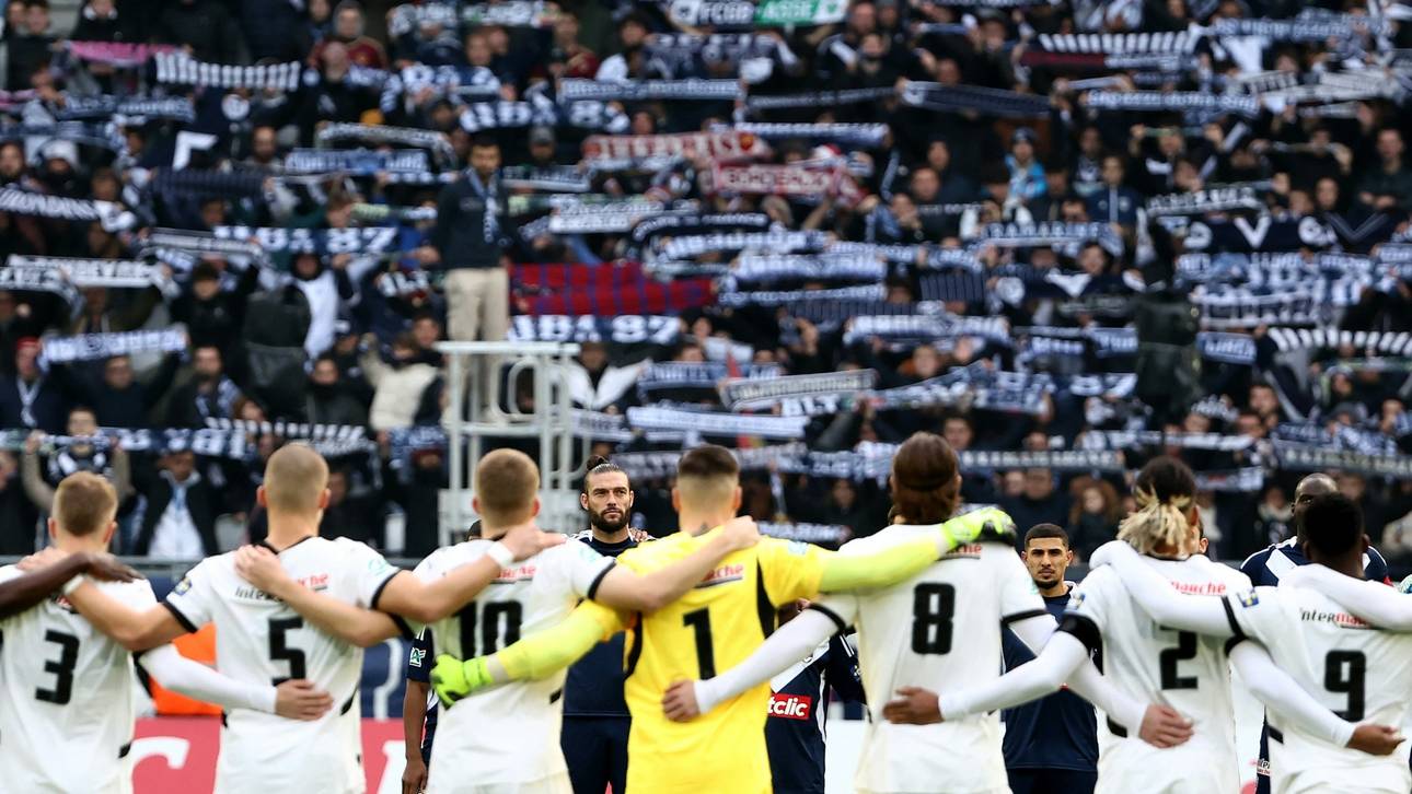 Fans feiern gegnerischen Spieler