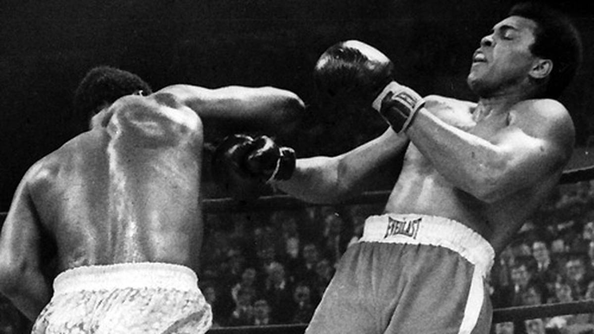 1971: Nachdem er mit zwei Aufbaukämpfen in den Ring zurück gekehrt ist, stellt sich Ali dem noch unbesiegten Weltmeister Joe Frazier. Das Duell wird als "Boxkampf des Jahrhunderts" bezeichnet und kann die hohen Erwartungen auch erfüllen. Nach 15 spektakulären Runden steht Frazier als Sieger fest