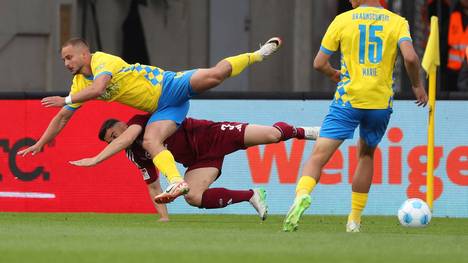 Nicht nur Braunschweigs Julian Baas (links) kam am letzten Zweitligaspieltag unter die Räder