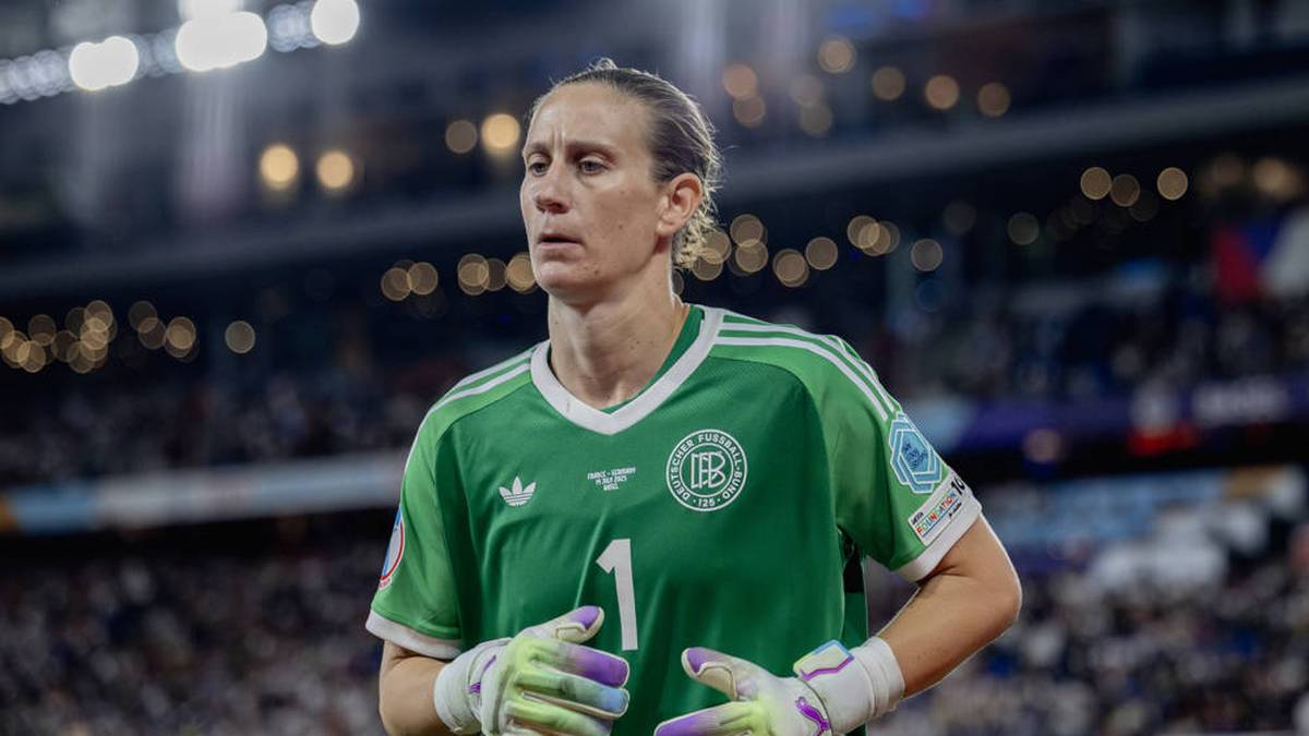 Sie ist nicht erst seit dem Drama-Sieg gegen Frankreich als Elfmeterkillerin bekannt. Bei Olympia 2024 hielt Ann-Katrin Berger im Spiel um Platz drei in der 99. Minute einen Elfmeter von Alexia Putellas und sicherte Deutschland die Bronzemedaille. 
