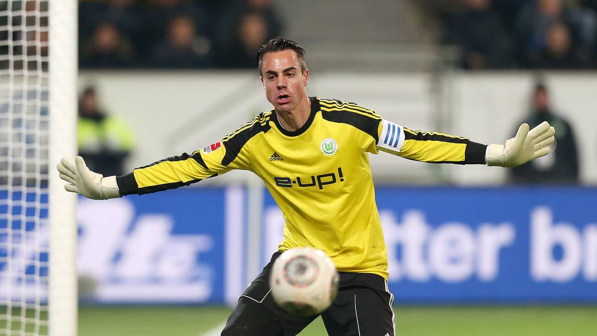 2013: Eine tückische Freistoßflanke des damaligen Hamburgers Hakan Calhanoglu springt von der Latte an den Rücken von Wolfsburgs Keeper Diego Benaglio und landet im Netz des VfL