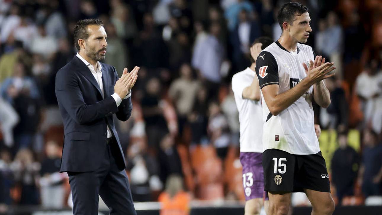 Rubén Baraja (l.) und Cesar Tarrega klatschen