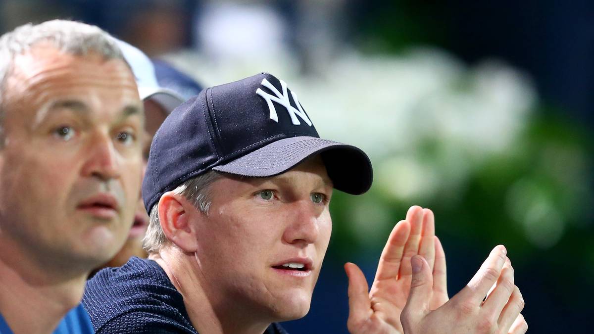 und Schweinsteiger verbringt den Großteil der zweiten Saisonhälfte wegen einer langwierigen Innenbandverletzung mit anderen Dingen als Fußball