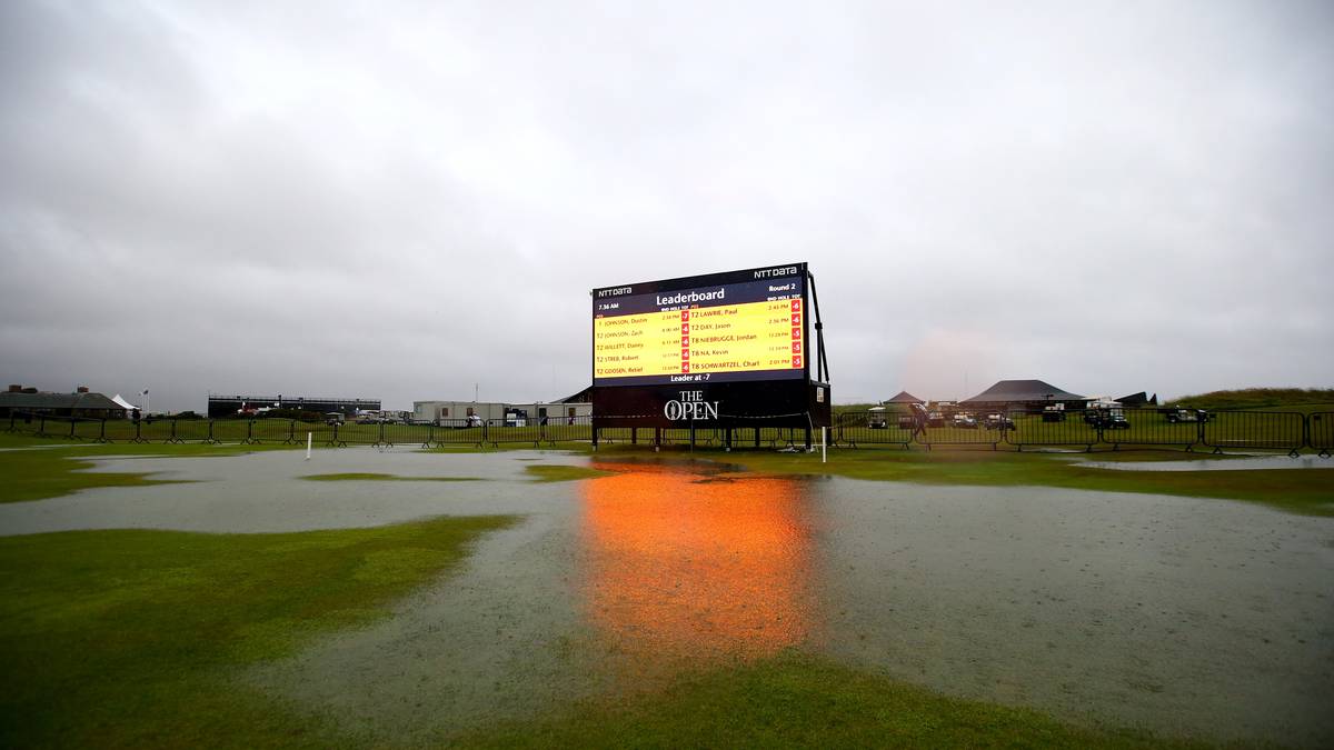 Eine gigantische Anzeigetafel erinnert daran, dass eigentlich der zweite Tag beim ältesten noch ausgespielten Turnier der Welt ansteht