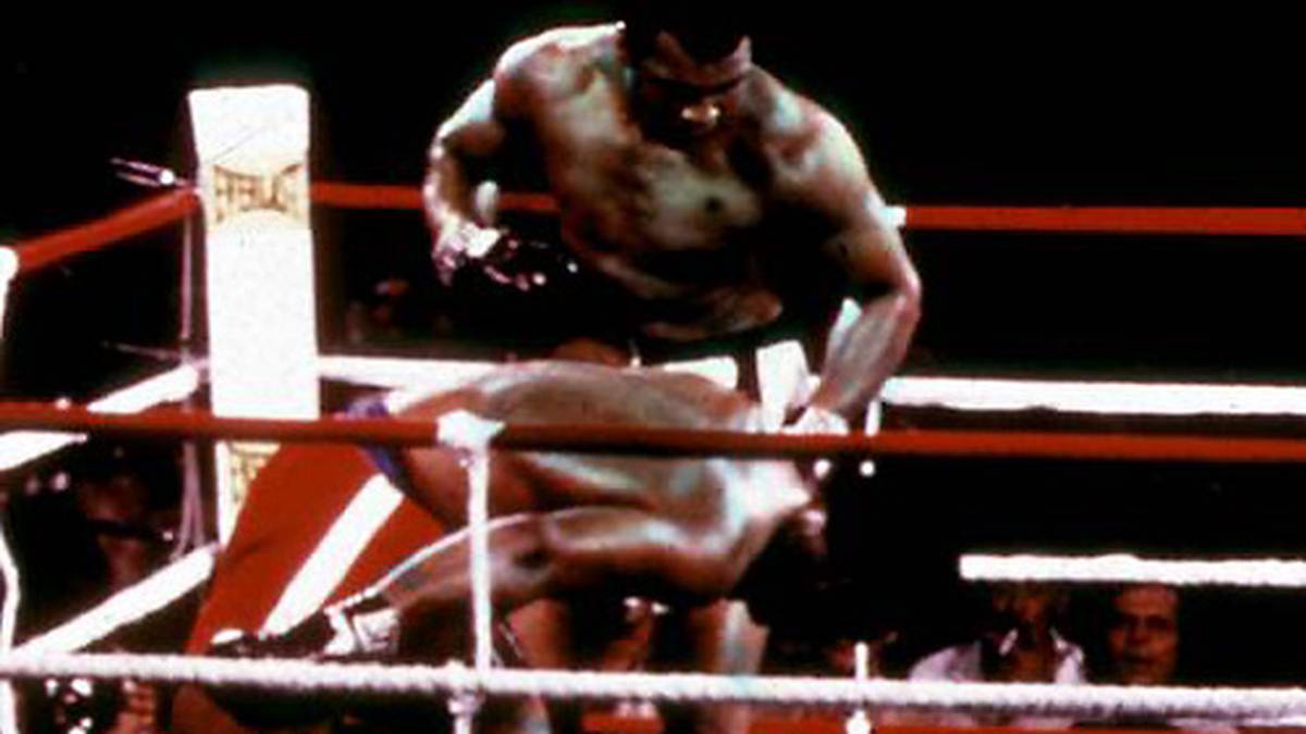 Ab der sechsten Runde wird Foreman langsamer, er hat sich total verausgabt - und Ali federt immer noch in den Ringseilen vor und zurück - "Come on Sissy, come on. You are not a champion!" - "Hau doch endlich zu, Püppi. Du bist kein Champion" 