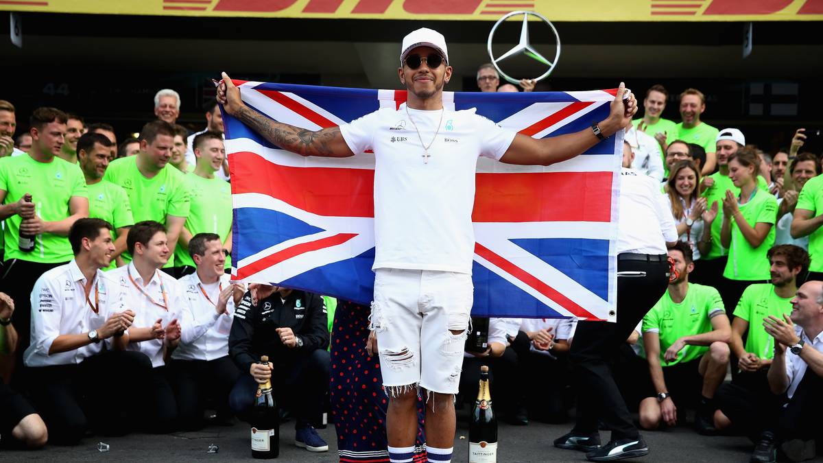 2017: Hamilton hat es geschafft: In Mexiko krönt sich der Mercedes-Pilot zum vierten Mal zum Formel-1-Champion. Dabei sieht es über lange Zeit nicht gut aus, denn Vettel macht dem Briten das Leben sehr schwer. Rosberg hat zu diesem Zeitpunkt seine Karriere bereits beendet