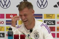 Auf der Pressekonferenz der deutschen Fußballnationalmannschaft brennen David Raum und Joshua Kimmich ein Sprüche-Feuerwerk ab.