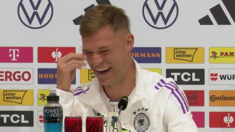Auf der Pressekonferenz der deutschen Fußballnationalmannschaft brennen David Raum und Joshua Kimmich ein Sprüche-Feuerwerk ab.