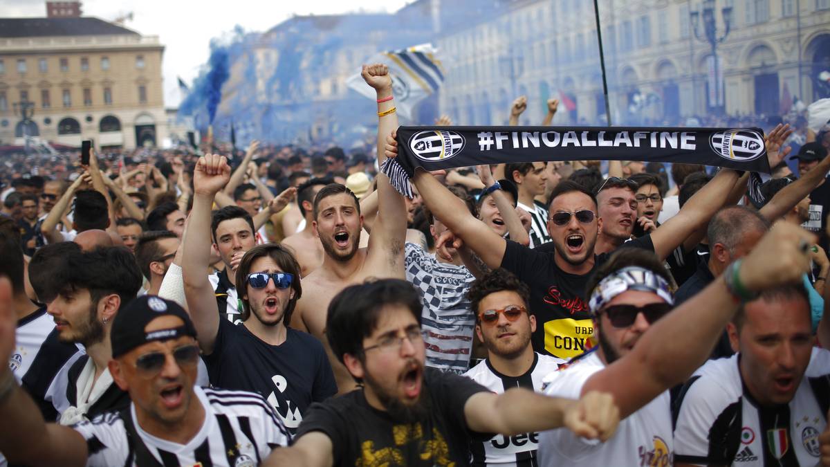Ausnahmezustand auch in Turin: Tausende Fans treffen sich spontan auf dem Piazza San Carlo zum Public Viewing. Hier feiern die Fans der Alten Dame traditionell alle Titel. Ob dazu heute Grund besteht?