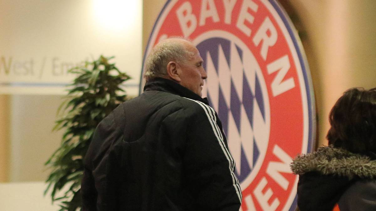 Im Blitzlichtgewitter passiert der langjährige Klubpatriarch die Arenatür