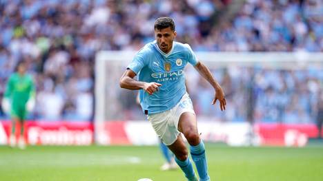 Mit Blick auf den Meisterschaftskampf in der Premier League warnt Manchester-City-Star Rodri vor dem FC Arsenal. Die Gunners seien auf demselben Niveau wie City.