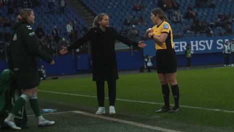 Rund um das Nordderby gegen den HSV gewährt die verkabelte Werder-Trainerin Fritzy Kromp Einblicke in ihren Spieltag. Von der emotionalen Kabinenansprache bis hin zu Schiedsrichterdiskussionen ist alles geboten.