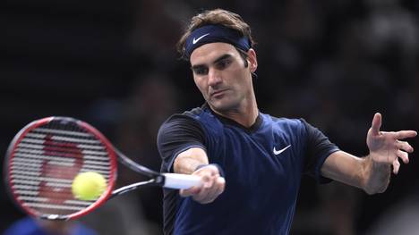 Roger Federer schlägt beim Tennis-Turnier in Paris