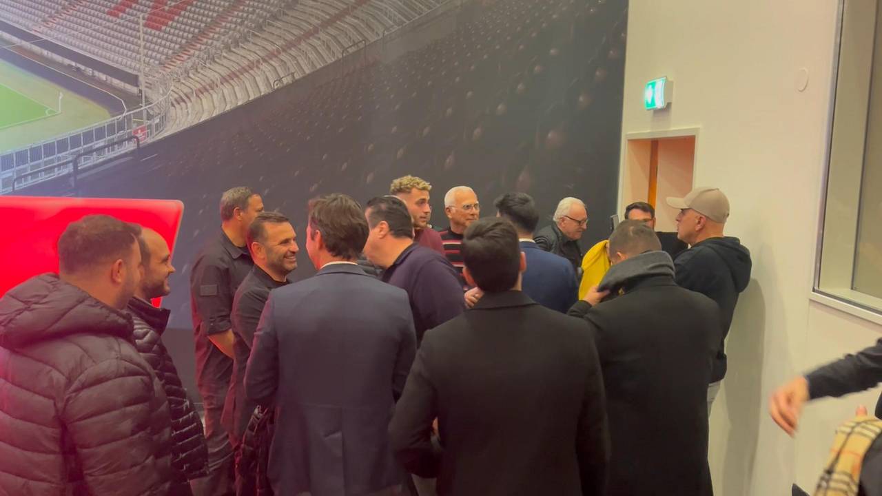 Galatasaray Istanbul: Trainer und Spieler umarmen Journalisten nach PK