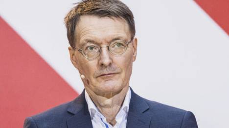 Karl Lauterbach hat sich zum gesundheitlichen Rückschlag von Joshua Kimmich geäußert. Es war bekannt geworden, dass Kimmich nach seiner Corona-Erkrankung an Infiltrationen in der Lunge leidet. 