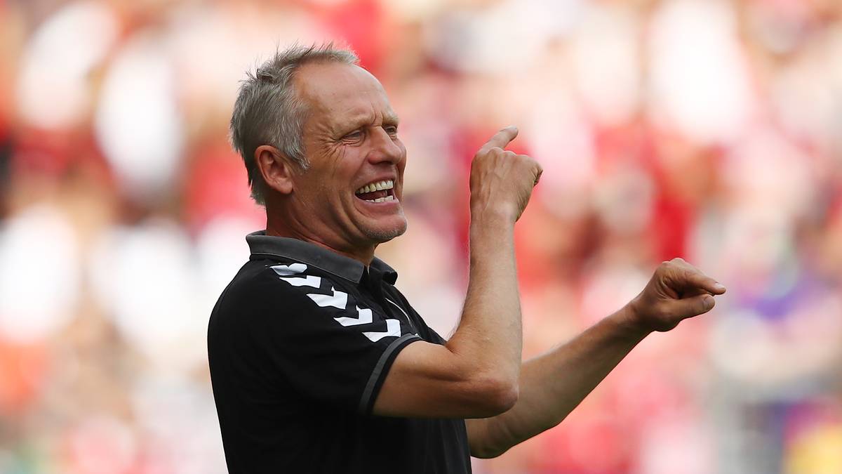 Freiburgs Coach Christian Streich ist enttäuscht und schimpft an der Seitenlinie. Die Entscheidung ist aber richtig