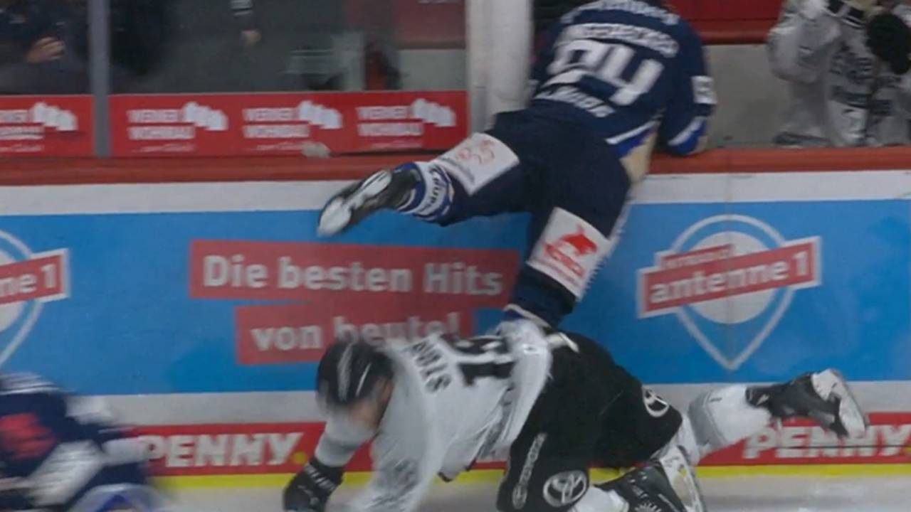 Blutige Szene! Kölner kriegt Schlittschuh an den Kopf