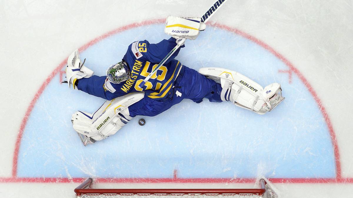 Wieder knapp vorbei! Der schwedische Goalie kann nur zuschauen,wie der Puck ganz knapp unter seinem linken Bein ins Tor rutscht