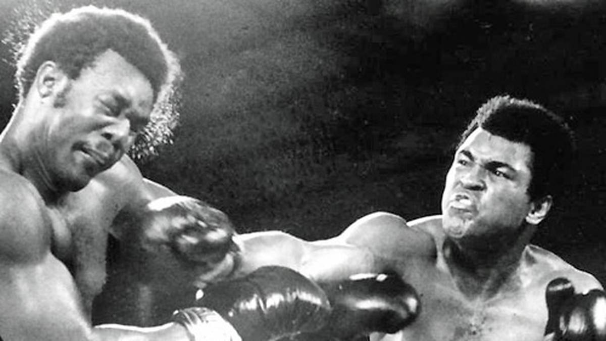 Und dann, 22 Sekunden vor dem Ende der achten Runde, schlägt Ali zu. Mit ein paar schnellen Rechten löst er sich aus den Seilen, er lässt zwei mit tödlicher Präzision geschlagene Links-Rechts-Kombinationen folgen und trifft insgesamt neunmal Foremans Kopf. Wie in Zeitlupe geht der Unzerstörbare zu Boden, hoch kommt er aus eigener Kraft nicht mehr