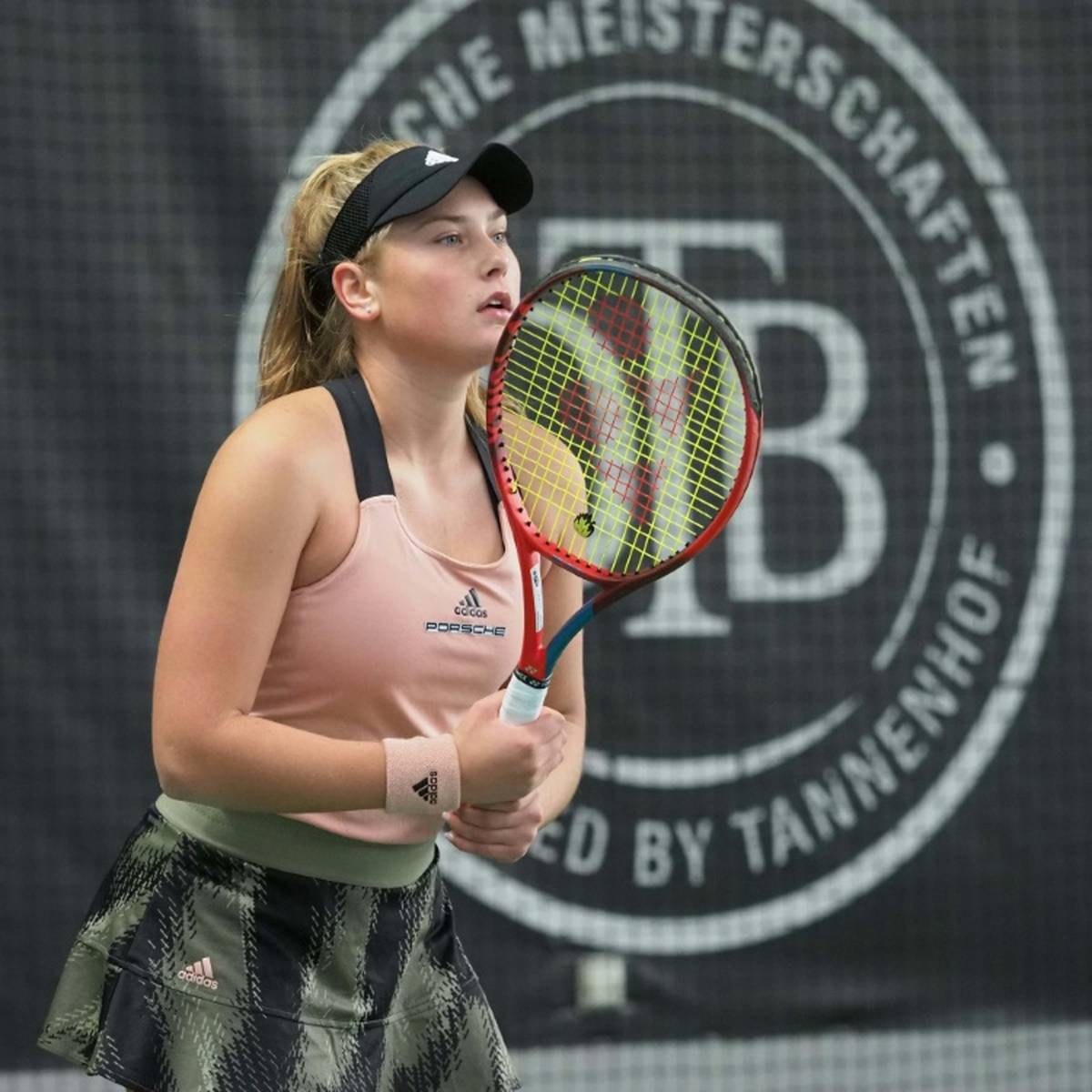 Tennishoffnung Nastasja Schunk erhält eine Wildcard für das WTA-Turnier am Rothenbaum und gibt Mitte Juli ihr Debüt in Hamburg.