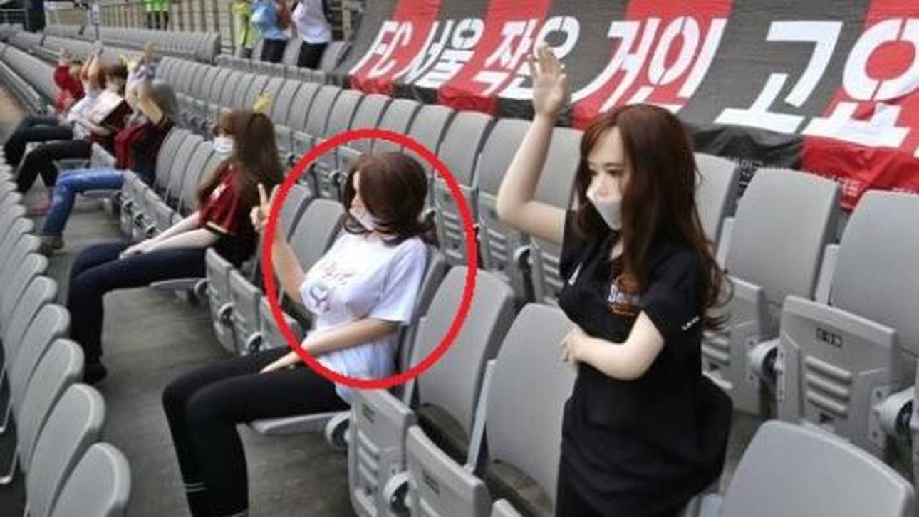 Zuschauer und User fragten sich bereits während der Partie des FC Seoul: Sind das wirklich Schaufensterpuppen auf der Tribüne?