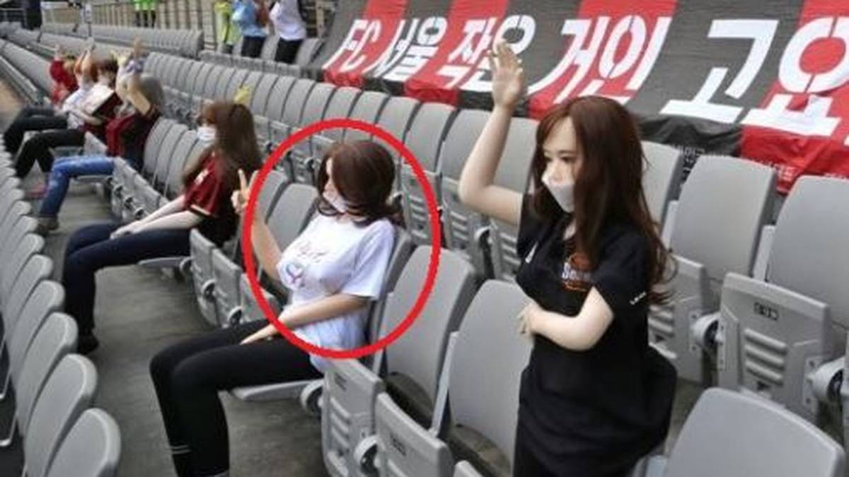 Zuschauer und User fragten sich bereits während der Partie  des FC Seoul: Sind das wirklich Schaufensterpuppen auf der Tribüne?