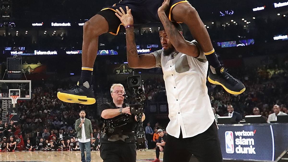 Im Finale trifft Jones Jr. auf Glenn Robinson III von den Indiana Pacers. Für seinen ersten Dunk holt dieser Teamkollege Paul George aufs Feld. George assistiert bei diesem Dunk als Ballhalter, für den Robinson III 44 Punkte einfährt