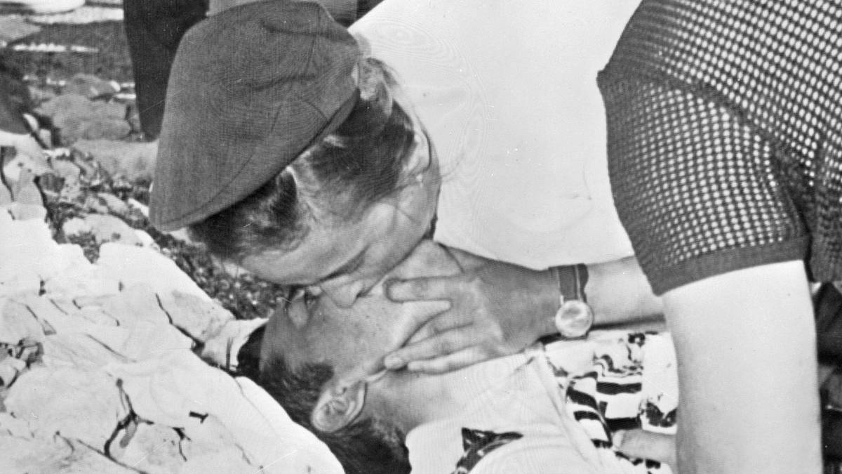 Pierre Dumas, Tour-Arzt und zufällig am Ort des Geschehens, leitete umgehend, aber vergeblich Wiederbelebungs-Maßnahmen ein. Später stellte sich heraus, dass der völlig dehydrierte Simpson auch Amphetamine und Alkohol im Blut hatte. Sogar in der Brusttasche seines Trikots wurden Tabletten gefunden