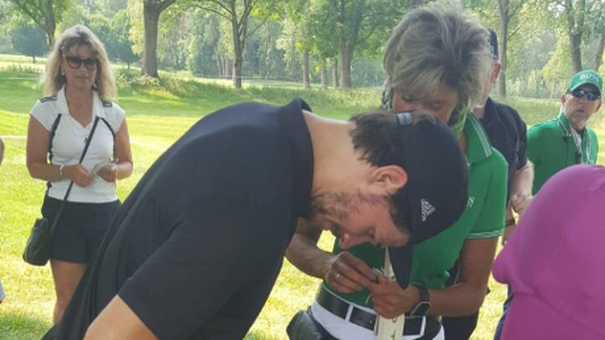 Neureuther ist nach seinem Fehlschuss sichtlich erschrocken und entschuldigte sich unter anderem mit einem Autogramm bei seinem "Opfer"