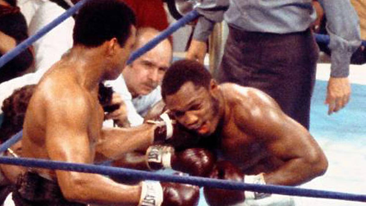 1975: Zum dritten Mal in seiner Karriere trifft Ali auf Joe Frazier. Das Duell in Manila (Philippinen) gilt bis heute als einer der besten Schwergewichts-Kämpfe aller Zeiten. Nach einem heftigen Schlagabtausch lässt Fraziers Coach Eddie Futch den Kampf in der 14. Runde abbrechen, Ali verteidigt seinen Titel