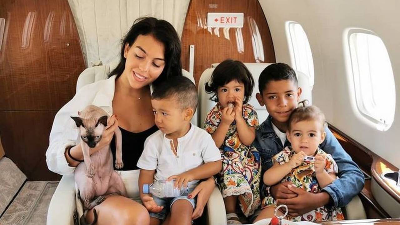 Cristiano Ronaldos Katze fliegt im Privatjet zum Tierarzt