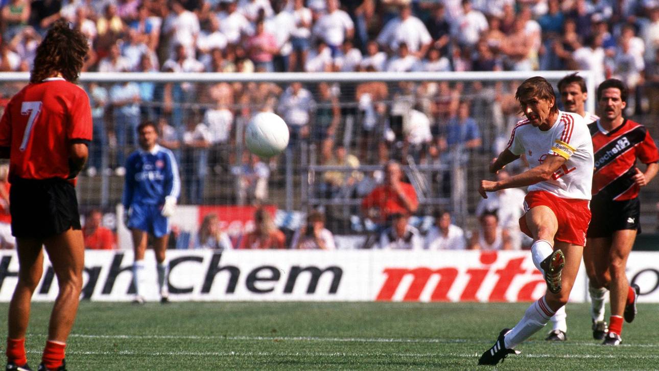 Klaus Augenthaler (re., Bayern) hält gegen die Eintracht aus Frankfurt einfach mal aus 50 Metern drauf und erzielt damit das Tor des Monats, des Jahres und des Jahrzehnts