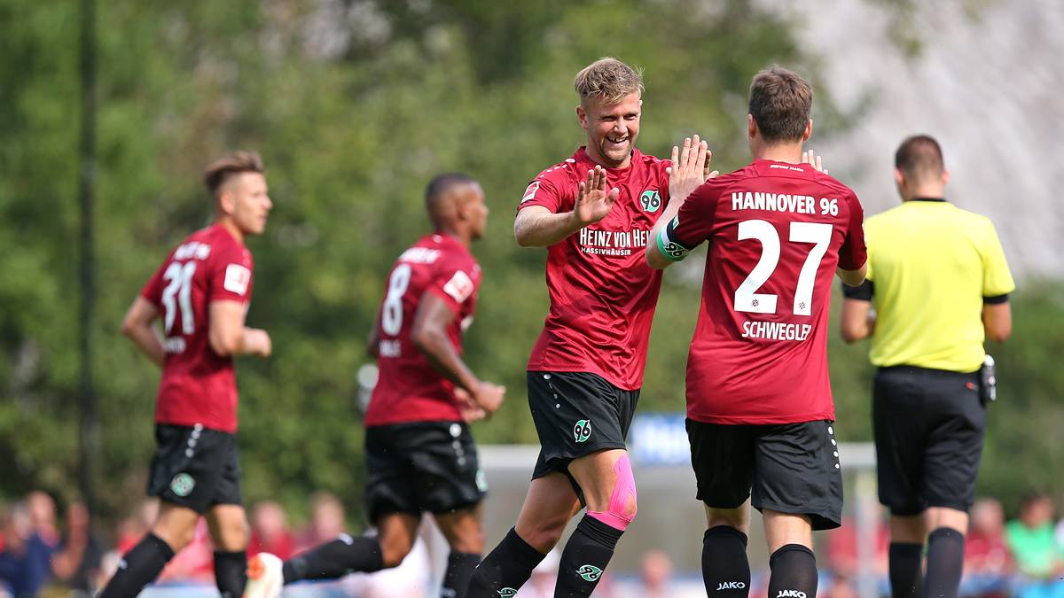 HANNOVER 96: Der Polokragen ist zum Glück verschwunden, rote Ton-in-Ton-Streifen zieren diagonal die Frontseite. Das Trikot wirkt dynamisch und stimmig - nur knapp vorbei am Mode-Treppchen