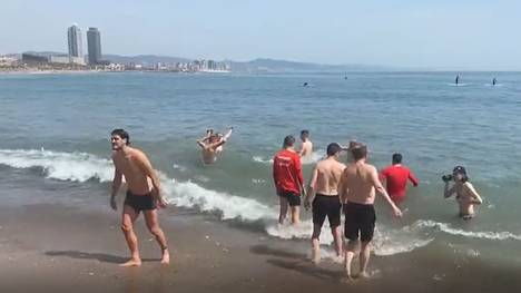 Nach der herausragenden Europa-Pokal-Nacht regenerieren die Eintracht-Stars mit einem entspannten Lauf an der Strandpromenade, auch die verdiente Erfrischung darf nicht fehlen. 