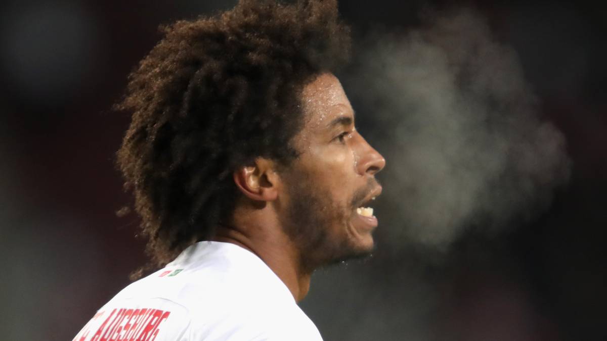 Am Samstag wird der Brasilianer dann wieder in Augsburg gesichtet - und zwar in einer Disco, Wodka und Red Bull trinkend. Der Verein reagiert am Montag und stellte den Brasilianer frei. "Mit seiner Handlungsweise schadet er dem FC Augsburg und vor allem der Mannschaft, die ihn trotz einiger Verfehlungen immer unterstützt hat", sagte Stefan Reuter, Geschäftsführer Sport