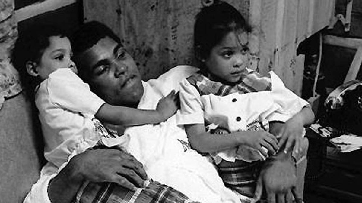 1975: Ali trennt sich von seiner zweiten Ehefrau Belinda, mit der er vier seiner neun Kinder hat. Zwei Jahre später heiratet er Veronica Porche, die seine Tochter Laila zur Welt bringt