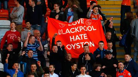 Fans des FC Blackpool protestieren gegen die Besitzer-Familie Oyston