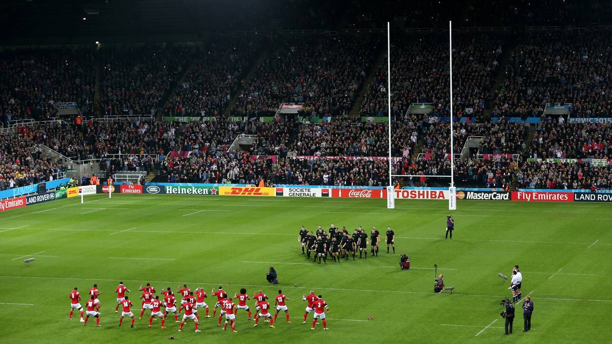 Duell der Kriegstänze in Newcastle: In seinem letzten Gruppenspiel trifft Neuseeland auf Tonga. Und bereits vor dem Spiel geht es auf dem Rasen zur Sache