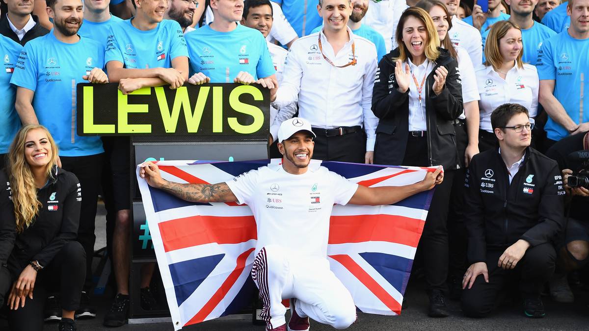 LEWIS HAMILTON: ... bis Lewis Hamilton mit Mercedes eine Dominanz an den Tag legte, die den Engländer auf eine Stufe mit dem Rekordmeister stellte. 2020 holte er ebenfalls Titel Nummer sieben und verpasste 2021 in einem atemberaubenden Saisonfinale nur knapp den alleinigen Rekord. Aber der Engländer ist weiter heiß auf den achten WM-Titel