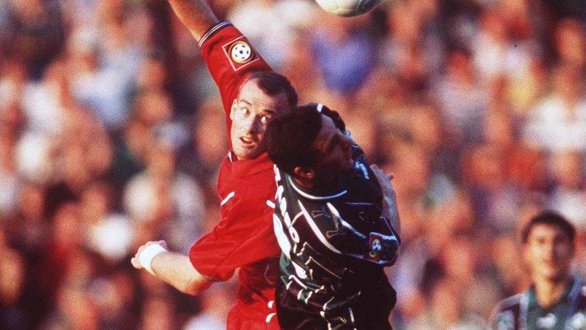 Bis zu seinem ersten Bundesligator dauert es nicht lange: Am 4. Spieltag, also nur einen Spieltag später, trifft Pizarro (r.) beim 5:0-Sieg gegen den 1. FC Kaiserslautern und bereitet zudem noch ein Tor vor. Seine Debütsaison schließt er mit zehn Ligatoren ab, zudem trifft er  zweimal im DFB-Pokal und dreimal im UEFA-Cup