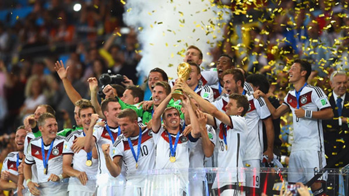 Dieses Bild ging um die Welt und ist noch keine sieben Wochen her. Am 13. Juli 2014 besiegt das DFB-Team die Argentinier und holt den vierten WM-Titel. Der mittlerweile zurückgetretene Kapitän Philipp Lahm nimmt die Trophäe in Empfang. Vor der Revanche in Düsseldorf blickt SPORT1 auf eines die nervenaufreibensten Endspiele der WM-Geschichte zurück 
                  