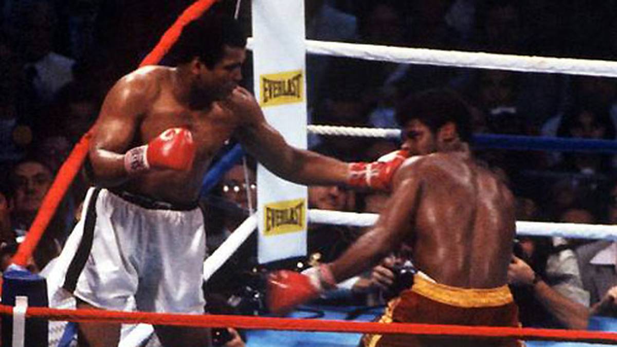 1978: Ali boxt innerhalb von sieben Monaten gleich zwei Mal gegen Leon Spinks. Zunächst kassiert er gegen den Olympiasieger von 1976 eine bittere Niederlage, später revanchiert er sich aber und wird zum dritten Mal Weltmeister. Anschließend verkündet der inzwischen 36-jährige Ali seinen Rücktritt vom aktiven Boxgeschehen