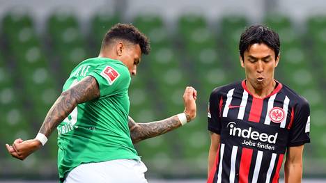 Gegen Werder schnappt sich Makoto Hasebe (rechts) einen Bundesliga-Rekord