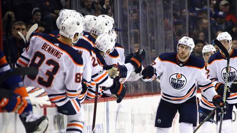 Leon Draisaitl darf sich nach seinem NHL Treffer für die Edmonton Oilers feiern lassen