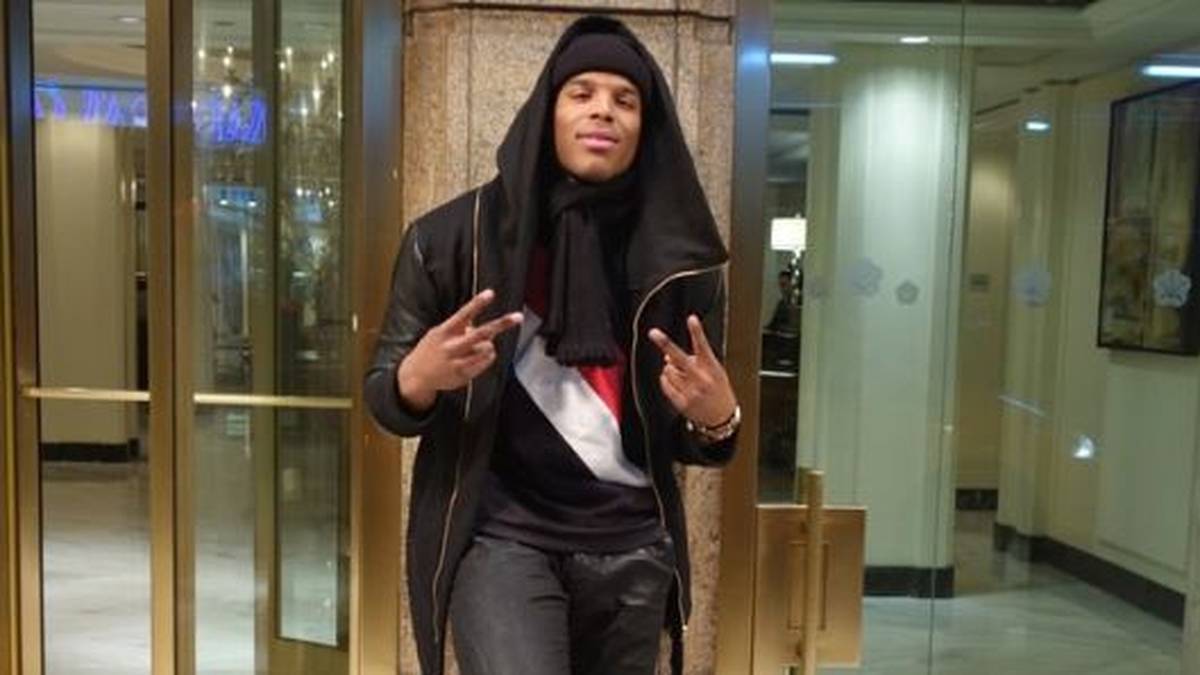 Diesen Style hat er inzwischen auch in sein privates Outfit übernommen