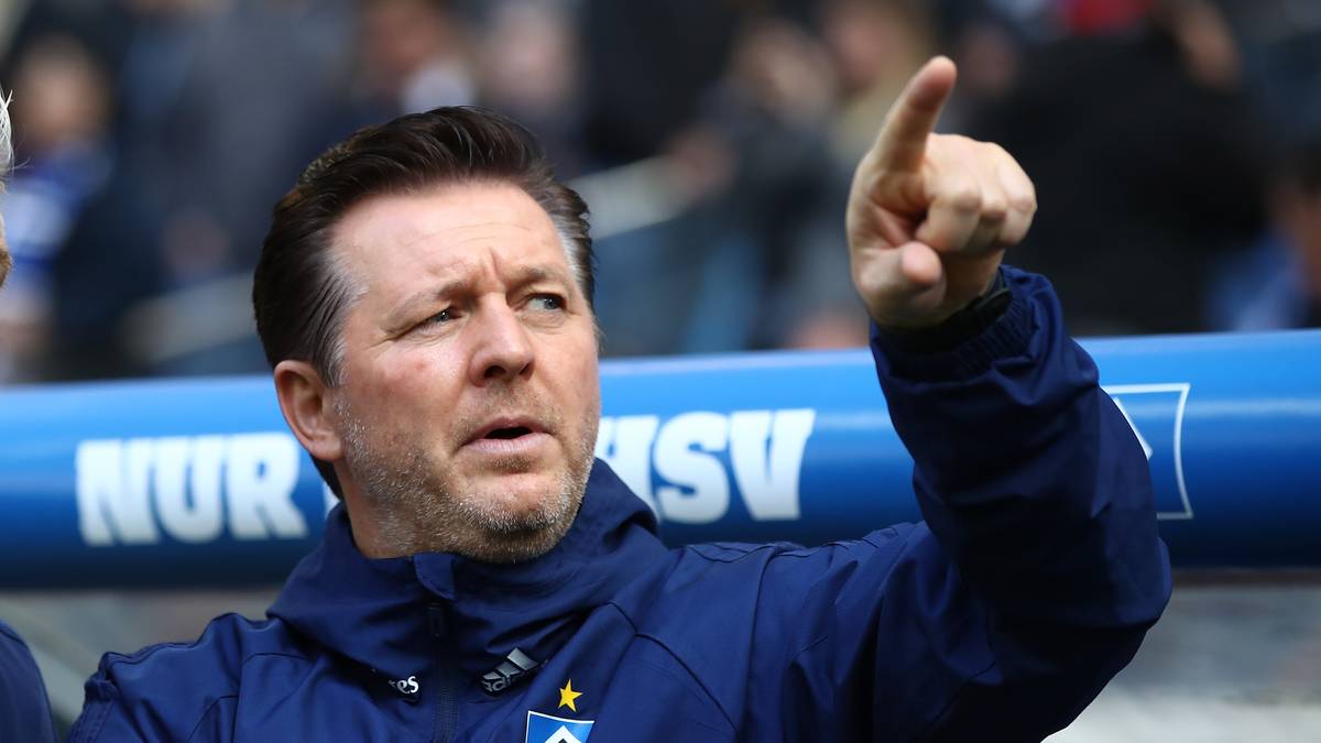 Unmittelbar nach dem Abstieg unterschreibt Titz einen neuen Vertrag bis 2020. Nach einem durchwachsenen Saisonstart in Liga zwei entschließt sich der HSV nach zehn Spieltagen dazu, Titz zu entlassen