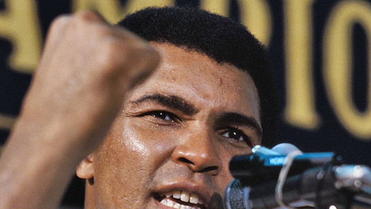 1980: Ali will es doch nochmal wissen und kehrt in den Ring zurück, unterliegt aber seinem früheren Sparrings-Partner Larry Holmes. Am 11. Dezember 1981 verliert Ali auf den Bahamas auch noch gegen Trevor Berbick und beendet somit endgültig seine Karriere
