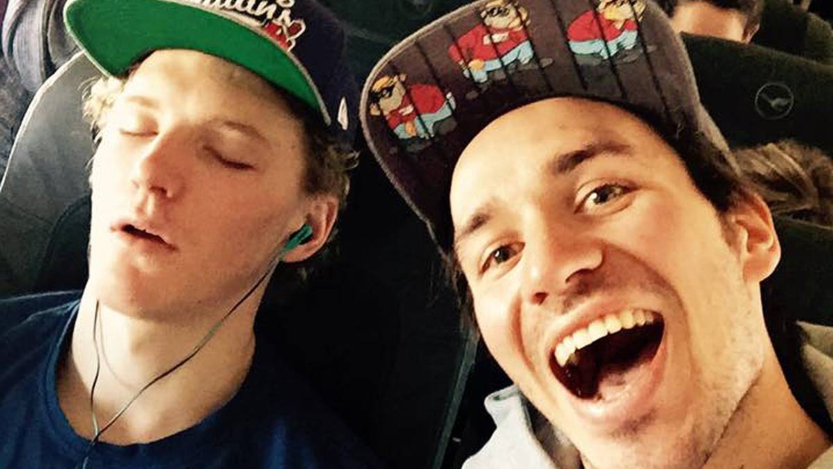 LINUS STRASSER (22): Mehr als 14.000 Menschen haben bei Facebook für dieses Bild einen Like gegeben. Es zeigt einen schlafenden Linus Strasser - und einen topfiten Felix Neureuther. Dazu der Text: "Auf dem Weg zum nächsten Weltcup nach Åre (SWE)! Linus Strasser hat noch Probleme mit dem Jetlag."