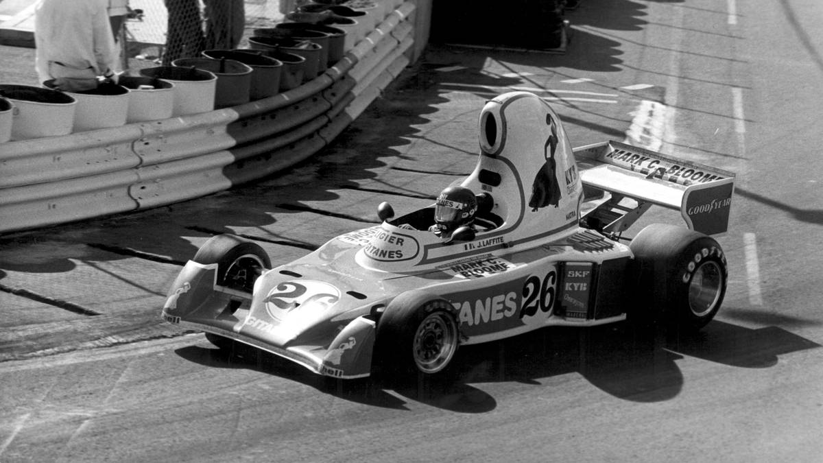 Im gleichen Jahr sorgt auch dieses Gefährt für Aufsehen. Mit einer überdimensionalen Airbox fährt der Ligier JS5 Matra die Rennen und bekommt den Spitznamen "Teekanne" verpasst. Ziel: Dem Motor möglichst viel Luft zuzuführen